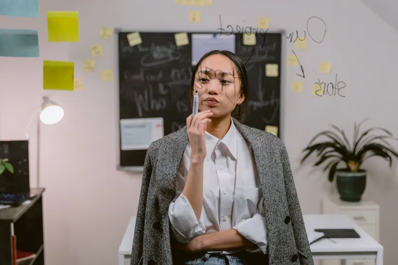 When Too Many Voices Silence the Best One: The Hidden Cost of Group Feedback